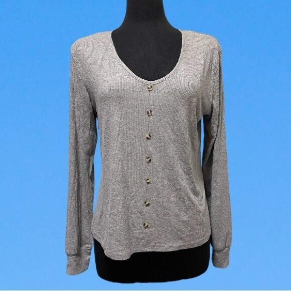 Tops - CBRAND FACE TO FACE BUTTON‎ FRONT TOP NWT